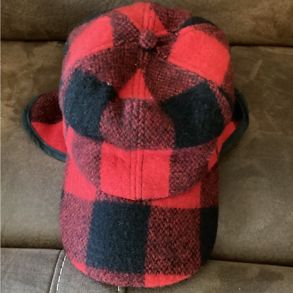 Made in the USA 85% Wool 15% Nylon flap ear hat.
Width 6”
Buffalo checker